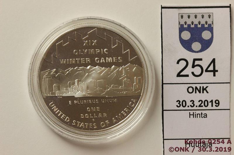 k-0254-a.jpg - Kohde 254, l�ht�hinta: 10 &euro; / myyntihinta: 13 &euro; USA 1 $ 2002P KM#336 Ag, proof, 26,73g/900, Salt Lake City, kaps, kunto: 10