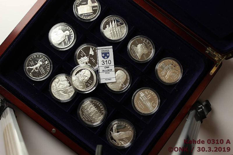 k-0310-a.jpg - Kohde 310 (kuva 1/3), l�ht�hinta: 350 &euro; / myyntihinta: 430 &euro; USA 1 $ 1921�2008 (37) Ag, Circ/BU/Proof. 1D 1921S, -22, -71, -86, -87, -89, -90, -91(3 erilaista), -92(2 eril), -93(2 eril), -94(3 eril), -95, -96, -97, -98, 99(2 eril), 2000, -01, -02, -03, -04(2 eril), -05(2 eril), -06(3 eril), -07(2 eril), -08. Kolmessa puulaatikossa, suurin osa kapseleissa., kunto: 4-10