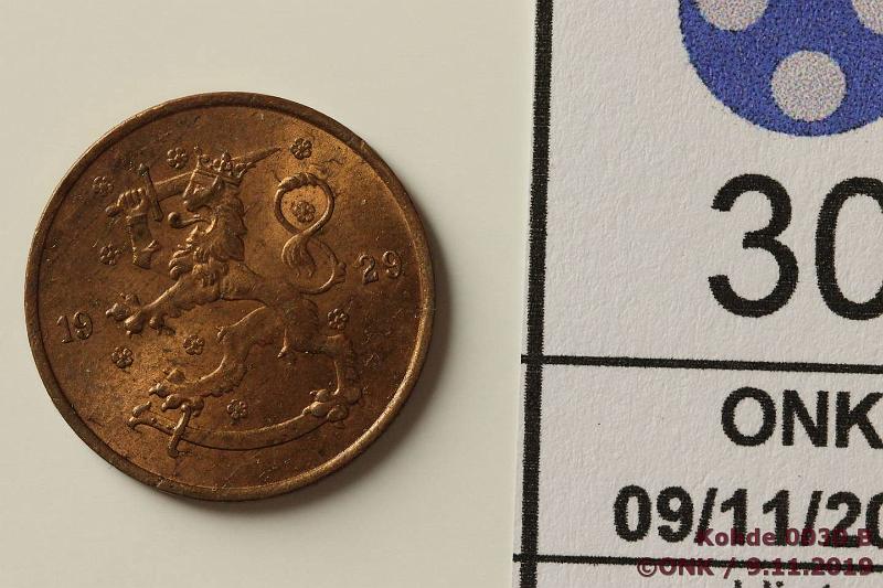 k-0030-b.jpg - Kohde 30, lhthinta: 5 € / myyntihinta: 9 € 5 p 1929 Cu, leimakiilto, hieman patinaa, vaikea vuosi, kunto: 8
