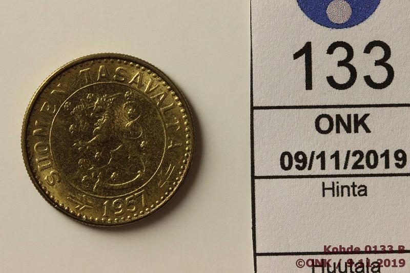 k-0133-b.jpg - Kohde 133, l�ht�hinta: 15 &euro; / myyntihinta: 15 &euro; 20 mk 1957 AlBr, hieman patinaa, loistelias!, kunto: 9