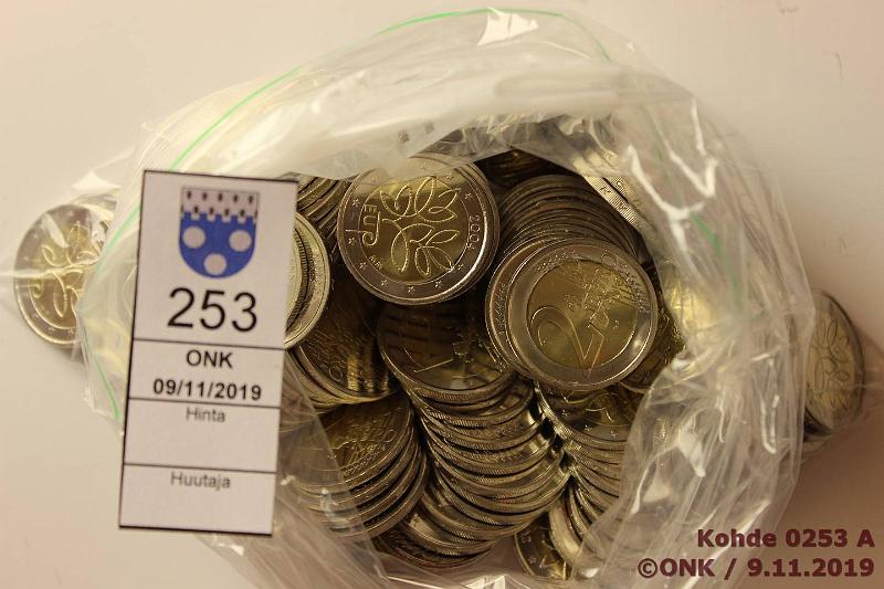 k-0253-a.jpg - Kohde 253, lhthinta: 1900 € / myyntihinta: 2550 € 2€ 2004 (100) Suomi, juhla EU "risuraha", purettu alkup rullista puuvillahanskoilla, kunto: 9