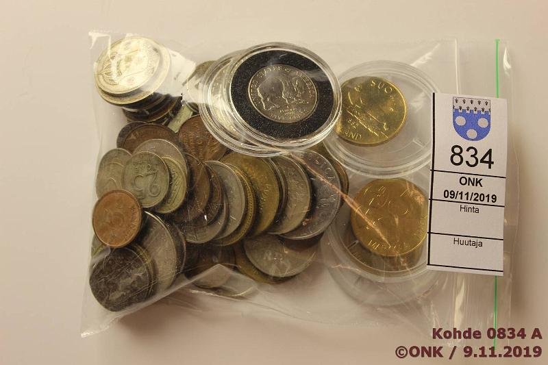 k-0834-a.jpg - Kohde 834, l�ht�hinta: 5 &euro; / myyntihinta: 6 &euro; Suomi ja muu maailma n. 330 g 1900-l P��osin Suomea 1p-5mk 1963?; Ruotsi 10�-1kr Ag 15 kpl, USA �d Kennedy 1964 Ag kapselissa ja muutamia muita maita, kunto: 3-9