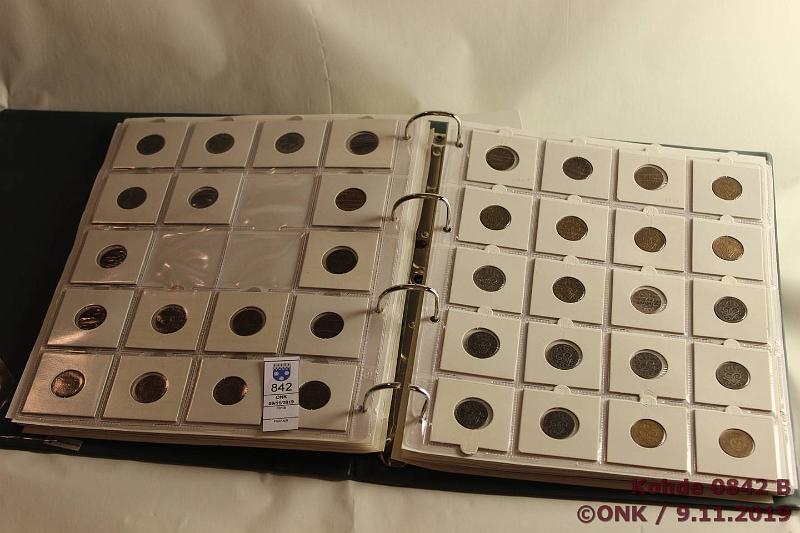 k-0842-b.jpg - Kohde 842 (kuva 2/2), lhthinta: 70 € / myyntihinta: 73 € Ruotsi-kansio 15  (232) 17311983 1 1731, -35, -41, -46, -48, -50, -60, -61, -73, -83, 1911-71(59); 2 1748, -62, -63, -66, 1878-1907(10), 1909-71(67); 5 1875, -81, -84, 1888-1902(10), 1912-84(69). Lhes kaikki erilaisia, uudemmissa paljon rullista. Siisti kansio, kolikkotaskut, kunto: 3-9