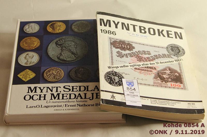 k-0854-a.jpg - Kohde 854 (kuva 1/2), l�ht�hinta: 5 &euro; / myyntihinta: 5 &euro; Myntboken ym. (3) 1981�91 Mynt, Sedlar och Medaljer. Toim. Lagerqvist & Nathorst-B��s, Centraltryckeriet, Bor�s 1981; Myntboken 1986; Suomen rahojen hinnasto 1811-1991. Toim. Wallenstierna, P�ij�t-Paino 1990. Osassa kmj�, kunto: 7-9