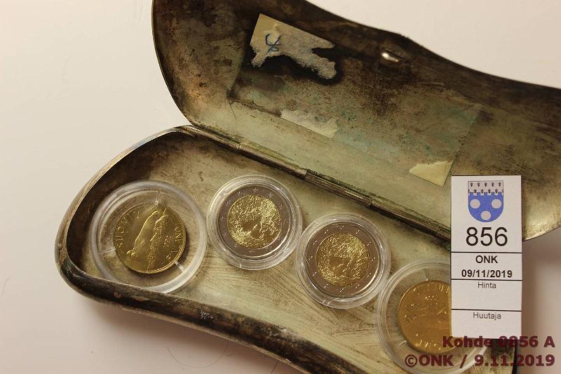 k-0856-a.jpg - Kohde 856 (kuva 1/2), l�ht�hinta: 5 &euro; / myyntihinta: 8 &euro; Kotelo ja rahoja Alpakkainen silm�lasikotelo, kaiverrukset EK ja 15.12.59. Sis�ll� 2 x 5mk 1992 kapseleissa ja 2 x 2&euro; 2006 Human Rights, Suomi, kunto: 9