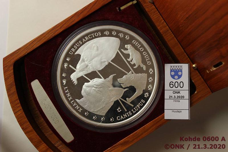 k-0600-a.jpg - Kohde 600 (kuva 1/2), lhthinta: 350 € / myyntihinta: 407 € Moneta 2004 Ag, Proof 1kg/999. Suomen Rahapajan lyttm Suomen Suurpedot -mitali Kapseli, puulaatikko, mekanismi jykk, tod 407/1000, kunto: 10
