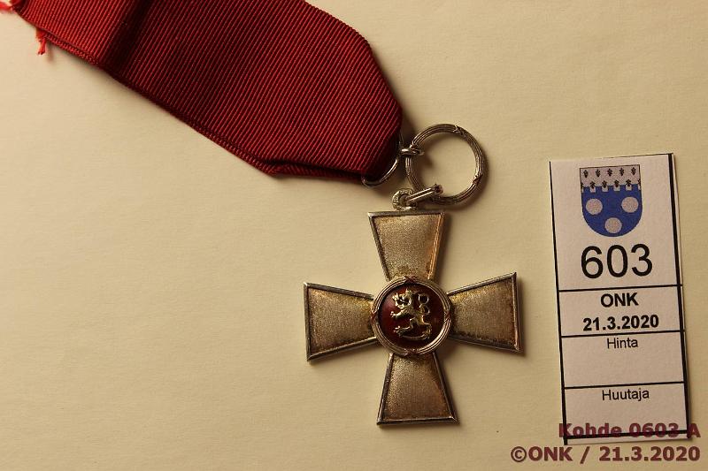 k-0603-a.jpg - Kohde 603, lhthinta: 25 € / myyntihinta: 28 € Suomen Leijonan ansioristi Ag, nauhalla, kunto: 7