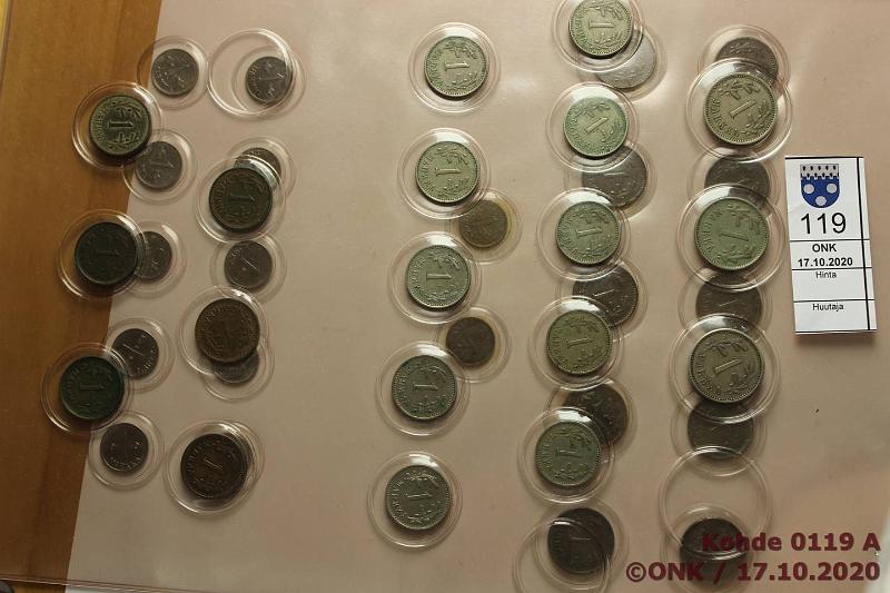 k-0119-a.jpg - Kohde 119 (kuva 1/2), lhthinta: 15 € / ei tarjouksia 1 mk 1921-62 (41) CuNi/Fe/Cu. 1921, -22, -23; 1928-40(10, mys 1936); 1941-51(6); 1943-52(10); 1952-62(12). Kaikki erilaisia, osassa Fe-rahoista ruostetta ja osassa Cu-rahoista hpja. Kahdella kansiolehdell., kunto: 4-8