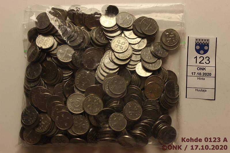 k-0123-a.jpg - Kohde 123, l�ht�hinta: 5 &euro; / myyntihinta: 8 &euro; 1 + 5 mk 1952-62 n.650g Fe, 1 ja 5mk, tutkimaton er�, kunto: 4-9