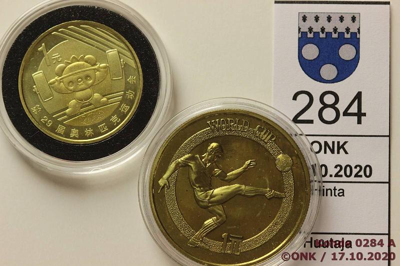 k-0284-a.jpg - Kohde 284, l�ht�hinta: 8 &euro; / myyntihinta: 14 &euro; Kiina 1 yuan (2) 1982, 2008 KM#58, 1176 Br, Proof, Jalkapallon maailmancup 1982; Peking 2008 painonnostaja, kunto: 10