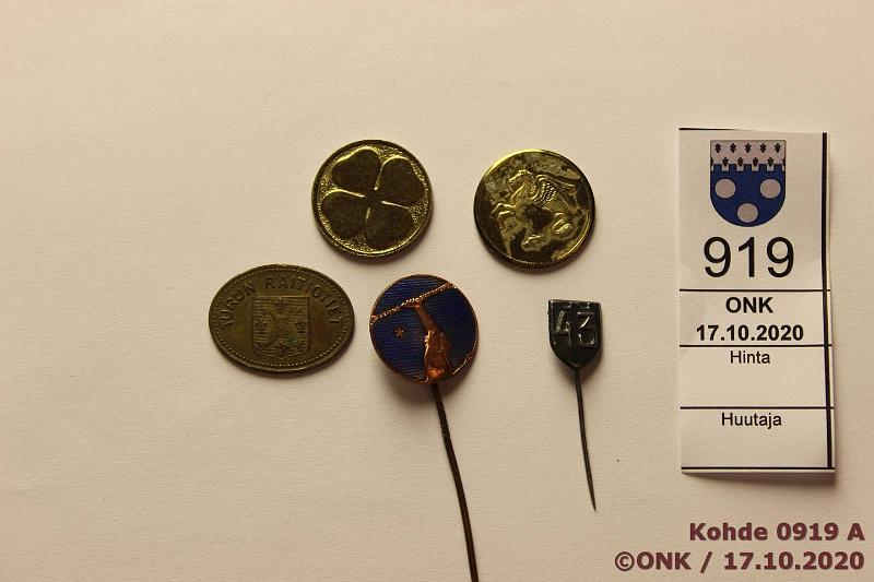 k-0919-a.jpg - Kohde 919, l�ht�hinta: 5 &euro; / myyntihinta: 5 &euro; Rintamerkkej� ym (5) Emaloitu rintaneula Helsinki 1947 OELKER; Rautainen rintaneula �43�; Turun raitiotiet -poletti, soikea; Apilapoletti; Valittujen palojen Pegasos-poletti, kunto: 6-9