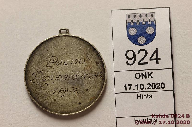 k-0924-b.jpg - Kohde 924 (kuva 2/2), l�ht�hinta: 5 &euro; / myyntihinta: 12 &euro; Mitali 1863 Ag?, �str�min nahkatehdas(?), taustalla teksti Paavo Rimpel�inen 1894, kunto: 6