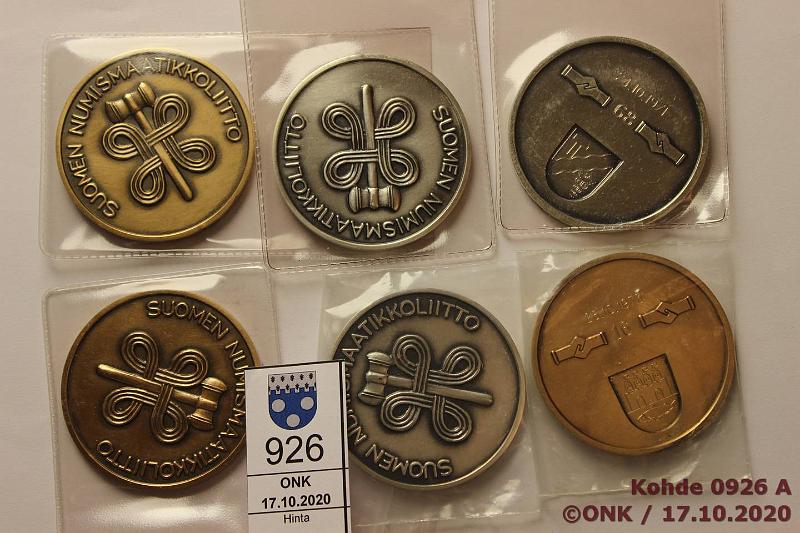 k-0926-a.jpg - Kohde 926, l�ht�hinta: 35 &euro; / myyntihinta: 50 &euro; Numismaatikkoliitto 1971-72 (6) Ag/Br, ilm. vuosikokousmitaleja: 24.10.1971 Br ja Ag; 16.4.1972 Br/Ag; 28.10.1973 Br/Ag. Mitaleissa j�rjest�j�kaupungin vaakuna. Hopeisissa leimat, 813 Ag x 3 x n. 170g., kunto: 9