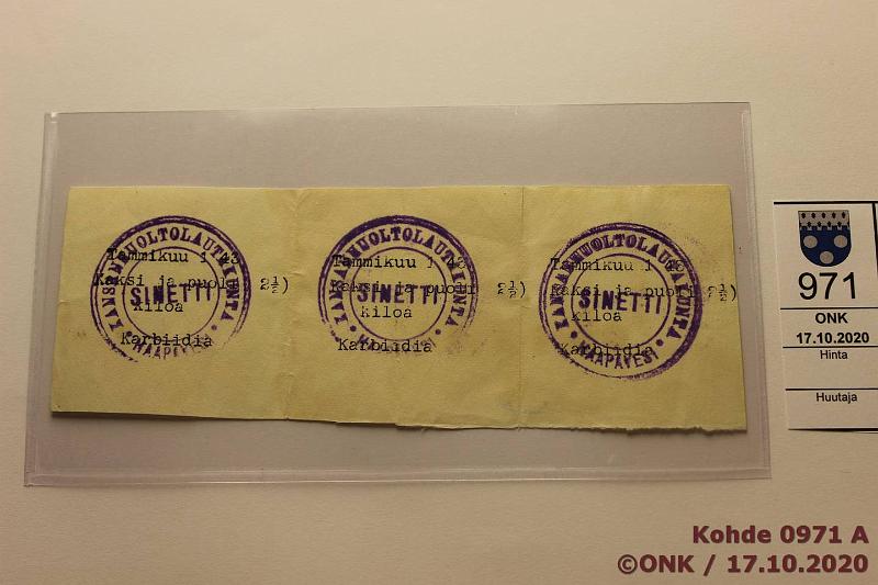 k-0971-a.jpg - Kohde 971, lhthinta: 5 € / myyntihinta: 5 € Huoltolautakunta 1943 Tammikuu, 2 kg karbidia. Kolme irtileikkaamatonta lipuketta Huoltolautakunta Haapavesi Sinetti -leimalla, kunto: 7