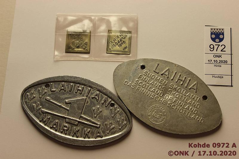 k-0972-a.jpg - Kohde 972, lhthinta: 5 € / myyntihinta: 6 € Laihian markka + muuta (4) Laihian markka, takana Suomen Skotlanti 4:ll eri kielell ja Laihian metallin logo (2); HNYn teettmt Rahamessut 1975 klippingit, ilmeisesti hopeaa(2), kunto: 6-9