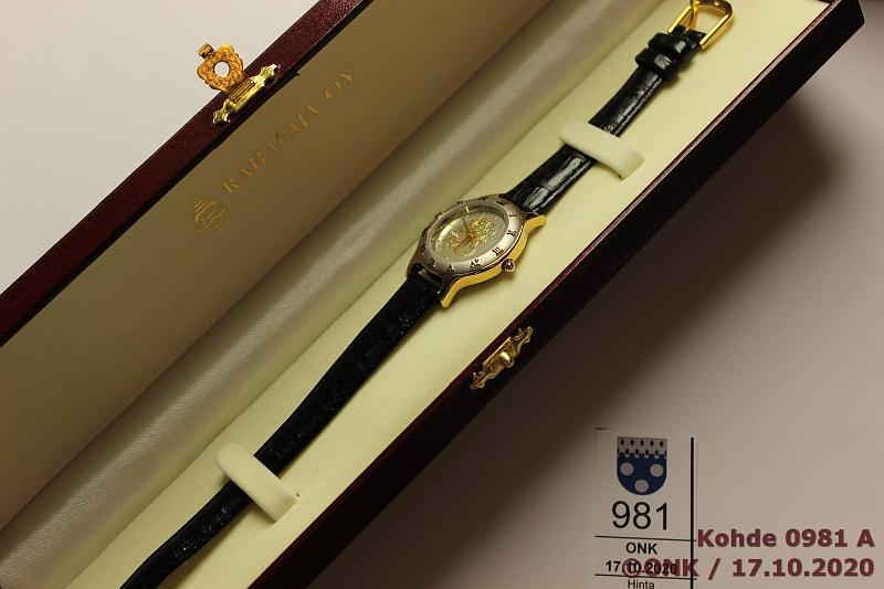 k-0981-a.jpg - Kohde 981, l�ht�hinta: 350 &euro; / ei tarjouksia Rahapajan kello 2000 Rahapajan teett�m� naisten rannekello, ilmeisesti k�yntikuntoinen, paristo lopussa. Alkuper�inen RP kotelo ja esite. Kullanv�rinen, kellotaulu hopeanv�rinen vaakunaleijona, vuosiluku 2000. Erikoinen!, kunto: 10