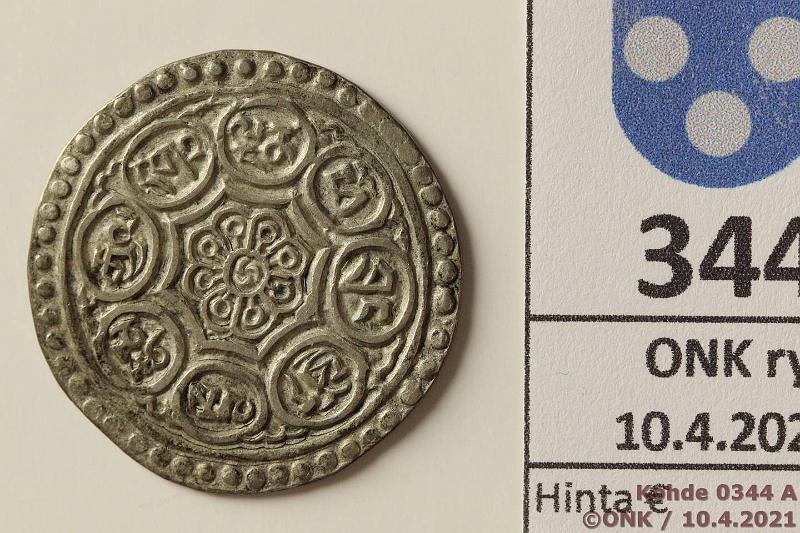 k-0344-a.jpg - Kohde 344 (kuva 1/2), lhthinta: 5 € / myyntihinta: 8 € Tiibet 1 tangka 1840-1930 Y#13 Ag, metalliaanlyysin perusteella 4,6g/530, kunto: 6