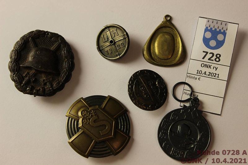 k-0728-a.jpg - Kohde 728 (kuva 1/2), l�ht�hinta: 20 &euro; / myyntihinta: 285 &euro; Mitalit ja merkit (6) 1900-l alkupuoli Talvisodan muistomitali, R.J.K 1940 ruuvimerkki, LH 1922 ruuvimerkki hopean leimoilla (818), Suojeluskunta neulamerkki n:o 2964, rintaneula kyp�r� + miekat -aiheella, riipus ovaaliaiheella, kunto: 5-7