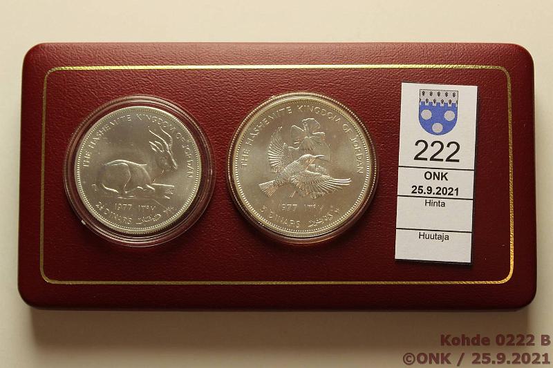 k-0222-b.jpg - Kohde 222 (kuva 2/2), lhthinta: 30 € / myyntihinta: 44 € Jordania 2 + 3 dinars 1977 KM#31, 32 Ag, 28,28g+35g/925, kapselit ja laatikko, kunto: 9