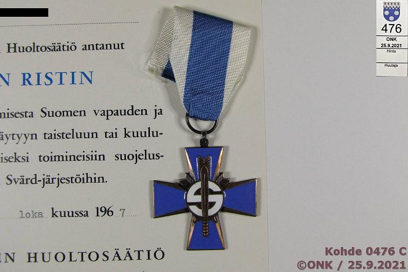 k-0476-c.jpg - Kohde 476 (kuva 3/3), lhthinta: 25 € / myyntihinta: 36 € Suomi 1940-67 (4) Talvisodan muistomitali, miekat ja Karjalan kannas -solki; Jatkosodan muistomitali; 2. luokan Vapaudenmitali 1941 ja Sininen risti. Kaikista myntkirja samalle henkillle, hyvkuntoisia!, kunto: 9
