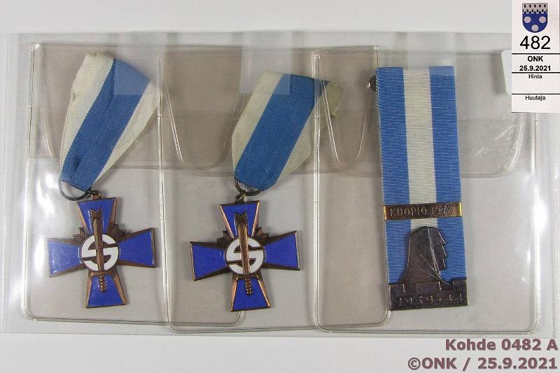 k-0482-a.jpg - Kohde 482 (kuva 1/2), lhthinta: 25 € / myyntihinta: 26 € Suomi (3) Sininen risti (2 kpl, Tillander ja Velj.Sundqvist) ja sotaveteraanin nauha (1939-44), kunto: 8-9