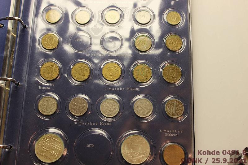 k-0491-b.jpg - Kohde 491 (kuva 2/3), lhthinta: 30 € / myyntihinta: 42 € Suomen Metallirahat III -kansio (174) 1963-89 1p, 5p, 10p, 20p, 50p, 1mk, 5mk muutoin kaikki v:t, puuttuvat: 5p -77Cu, 10p -89, 20p -69-70, 5mk -74, -80. Lisksi Ag-juhlarahat: 10 mk 1967, -71, -75; 25 mk -78, -79; 50 mk -81. Kansiohometta, uudemmissa leimakiiltoisia., kunto: 4-9