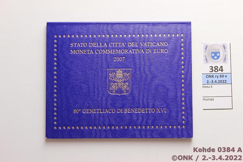 k-0384-a.jpg - Kohde 384 (kuva 1/2), lähtöhinta: 70 € / myyntihinta: 92 € 2 € erikoislyönti 2007 Vatikaani, Paavi Benedictus XVI 80-vuotispäivä, kansio, kunto: 9