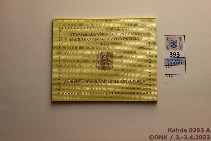 k-0393-a.jpg - Kohde 393 (kuva 1/2), lhthinta: 35 € / myyntihinta: 42 € 2 € erikoislynti 2009 Vatikaani, Kansainvlinen thtitieteen vuosi, kansio, kunto: 9