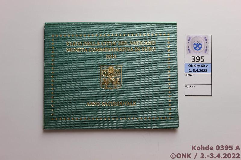 k-0395-a.jpg - Kohde 395 (kuva 1/2), lhthinta: 25 € / myyntihinta: 25 € 2 € erikoislynti 2010 Vatikaani, Pappien vuosi, kansio, kunto: 9