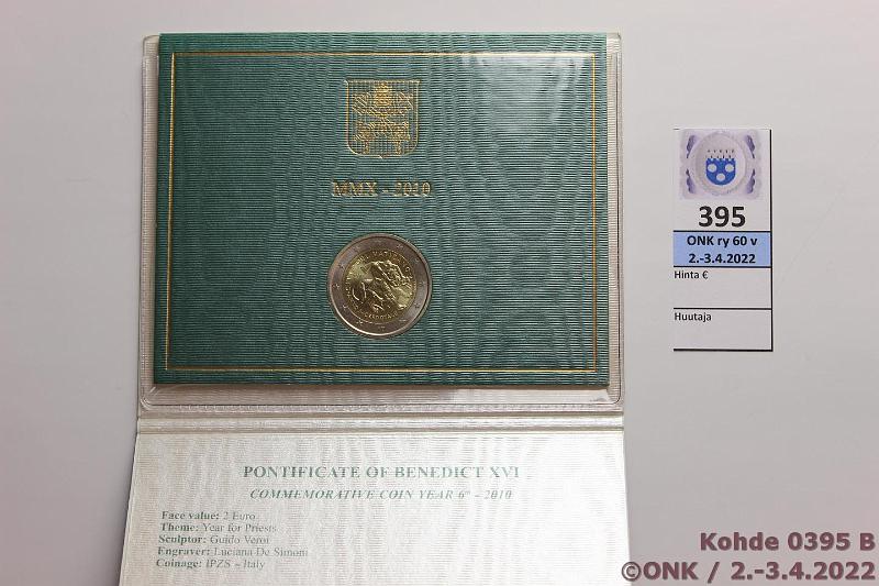 k-0395-b.jpg - Kohde 395 (kuva 2/2), lhthinta: 25 € / myyntihinta: 25 € 2 € erikoislynti 2010 Vatikaani, Pappien vuosi, kansio, kunto: 9