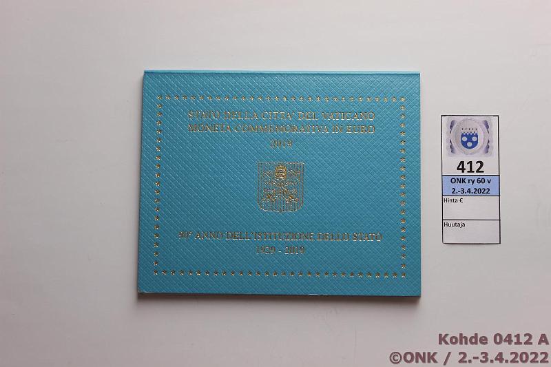 k-0412-a.jpg - Kohde 412 (kuva 1/2), lhthinta: 10 € / myyntihinta: 26 € 2 € erikoislynti 2019 Vatikaani, Vatikaanin itsenisyys 90 v, kansio, kunto: 9