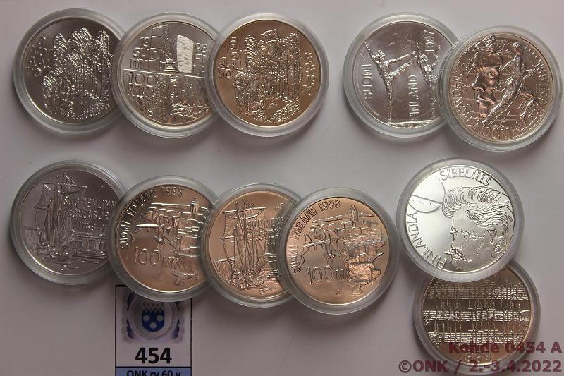 k-0454-a.jpg - Kohde 454, lhthinta: 90 € / myyntihinta: 128 € 100 mk 1997-99 (11) Ag, yht. 242g/925, -97(2), -98(3), -99 Suomenlinna(4) + Sibelius(2). Kapselit, kunto: 9