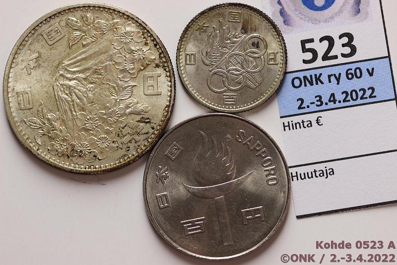k-0523-a.jpg - Kohde 523 (kuva 1/2), lhthinta: 10 € / myyntihinta: 12 € Japani 100 - 1000 yen (3) 1964-72 Y#79, 80, 84 Ag, Tokio 1964, 100y 4,8g/600 + 1000y 20g/925; CuNi Sapporo 1972 100y. Patinaa, kunto: 8