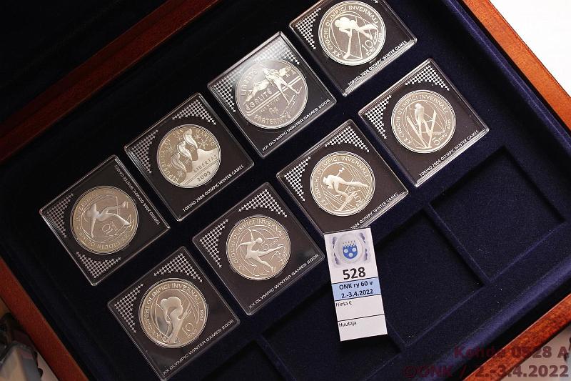 k-0528-a.jpg - Kohde 528 (kuva 1/2), lhthinta: 100 € / myyntihinta: 100 € Torino-sarja (8) 2006 Ag, 900-999. Ranska 1€ 2005; Italia 5€ 2006 (mkihyppy, maastohiihto, taitoluistelu), 10€ 2005 (pikaluistelu, jkiekko, alppihiihto); San Marino 5€. Monetan puulaatikko ja nahkaselkisess kansiossa tiedot rahoista ym. talviolympialaisiin liittyv materiaalia, kunto: 10