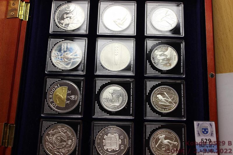 k-0529-b.jpg - Kohde 529 (kuva 2/3), lhthinta: 125 € / myyntihinta: 215 € Torino-sarja (18) 2006 Ag, Proof, 900-999, 265g puhdasta hopeaa. Monetan puulaatikko ja kansiossa tiedot rahoista ym. talviolympialaisiin liittyv materiaalia, kunto: 10