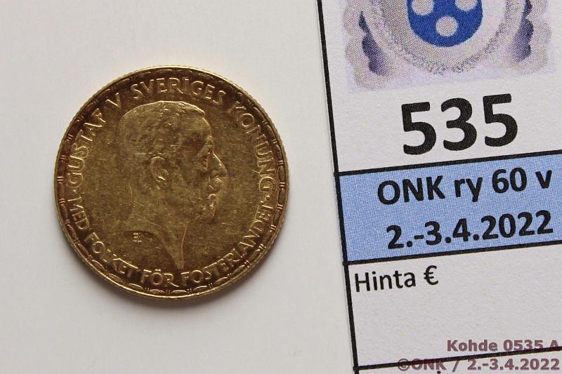 k-0535-a.jpg - Kohde 535 (kuva 1/2), lhthinta: 750 € / myyntihinta: 910 € 20 kr 1925 KM#800 Au, 8,96g/900, hieman patinaa, hnja. Numista: In an official statement on May 11 2018, the Riksbank denied that this 20 kronor type is abundantly present in its vaults as gold reserve. In reality there are only 47 pieces left. All other copies are melted down or sold at auctions during the eighties and nineties. All catalogs apart from Numista mentioning this piece to be Swedish gold reserve are therefore providing the wrong information., kunto: 8