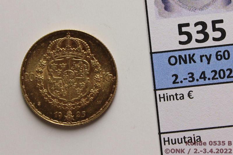 k-0535-b.jpg - Kohde 535 (kuva 2/2), lhthinta: 750 € / myyntihinta: 910 € 20 kr 1925 KM#800 Au, 8,96g/900, hieman patinaa, hnja. Numista: In an official statement on May 11 2018, the Riksbank denied that this 20 kronor type is abundantly present in its vaults as gold reserve. In reality there are only 47 pieces left. All other copies are melted down or sold at auctions during the eighties and nineties. All catalogs apart from Numista mentioning this piece to be Swedish gold reserve are therefore providing the wrong information., kunto: 8