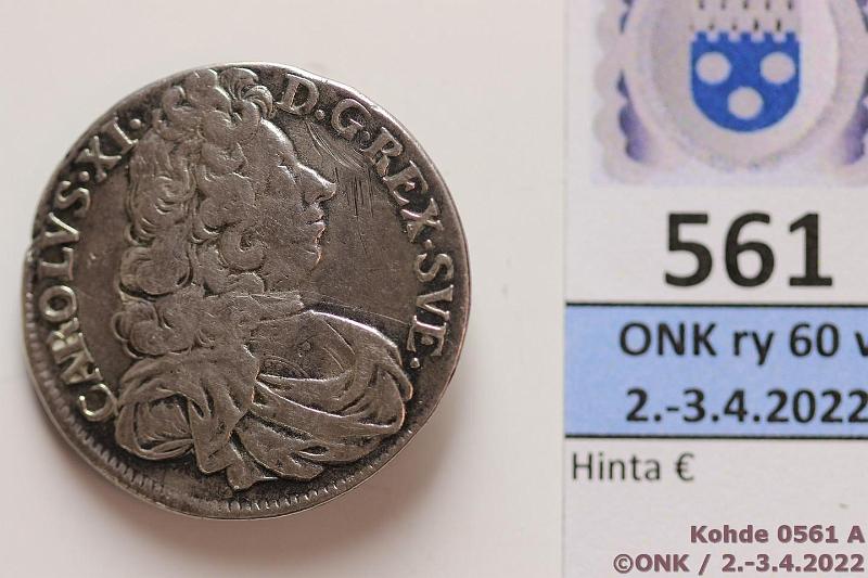 k-0561-a.jpg - Kohde 561 (kuva 1/2), lhthinta: 15 € / myyntihinta: 36 € 2 mk 1695 SM#282.1 Ag, ollut koruna ja kiinnityksen jnteet takana, Kaarle XI, kunto: 2