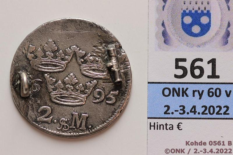 k-0561-b.jpg - Kohde 561 (kuva 2/2), lhthinta: 15 € / myyntihinta: 36 € 2 mk 1695 SM#282.1 Ag, ollut koruna ja kiinnityksen jnteet takana, Kaarle XI, kunto: 2