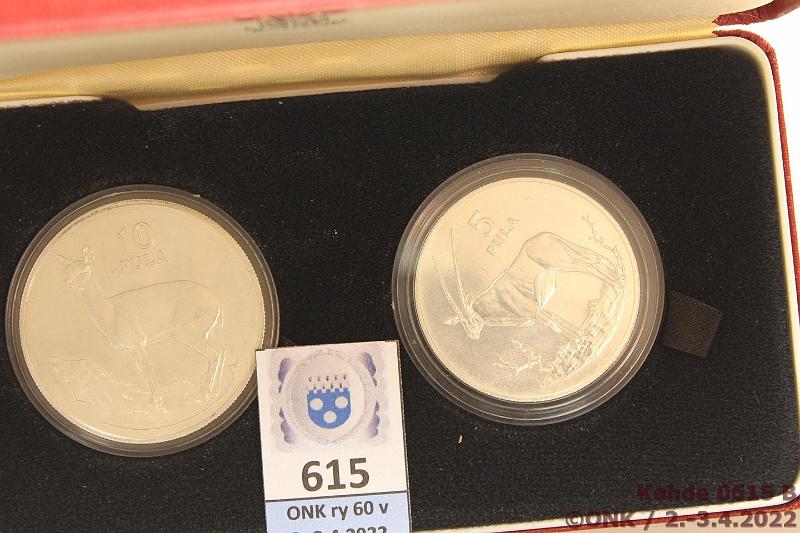 k-0615-b.jpg - Kohde 615 (kuva 2/2), lhthinta: 32 € / myyntihinta: 41 € Botswana 5 ja 10 pula 1978 KM#11a, 12a Ag, 28,5g + 35g/925, kotelo, patinaa, kunto: 8