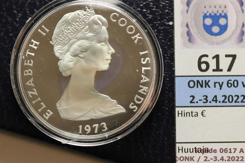 k-0617-a.jpg - Kohde 617 (kuva 1/2), lhthinta: 10 € / myyntihinta: 17 € Cook Island 2 $ 1973 KM#8 Ag, Proof, 25,7g/925 Coronation, patinaa, kaps, kotelo, kunto: 9