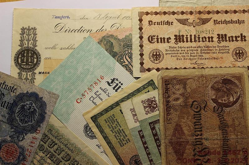 k-1462-a.jpg - Kohde 1462, lhthinta: 5 € / myyntihinta: 11 € Saksa 20 mk - 100 mmk (13) 1908-23 Reichsbank 20mk -08, 50mk -10, 100mk -08, -20, 1000mk -10 (kl 6-7), -22, 5000mk -22(2), 5Mmk -23 (kl 8), 100Mmk -23, Darlehenkasse 20mk -14, Reichsbahn 1Mmk -23, KOP Tre shekki -22., kunto: 3-8