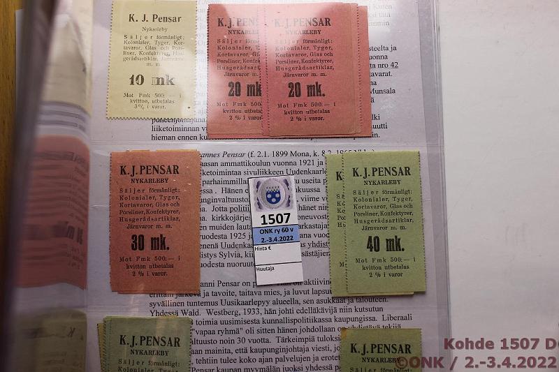k-1507-d.jpg - Kohde 1507 (kuva 4/4), lhthinta: 30 € / myyntihinta: 30 € 50 p - 100 mk (86) Kauppias K.J.Pensar Nykarleby. Tilillepanokortteja (2). 50p-100mk vaihtolipukkeita 5 sivullista (84 irtokpl tai pienin ryhmin), osa lisleimattuja. Mukana kertomus henkilist., kunto: 7-9