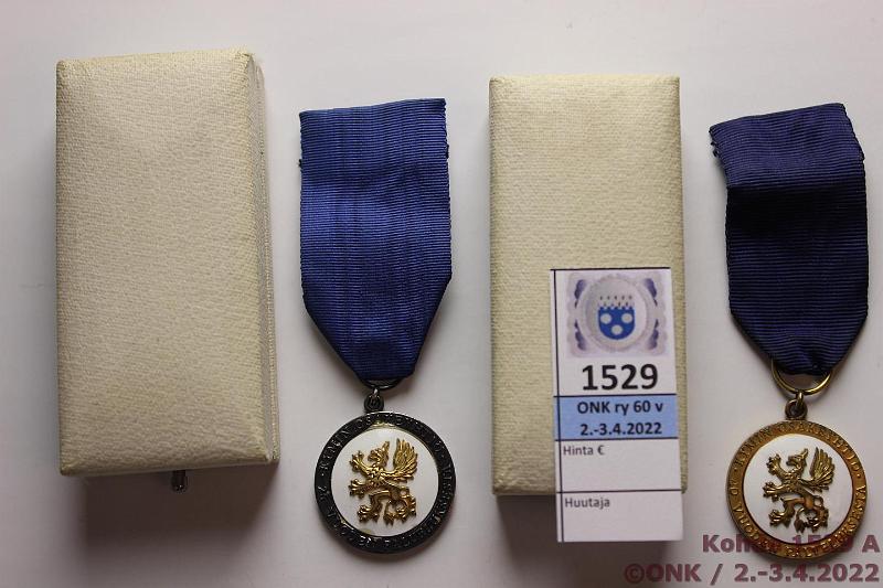 k-1529-a.jpg - Kohde 1529, lhthinta: 25 € / ei tarjouksia Kunniamerkit (2) Kymi 25 ja 40 vuoden palveluksesta, molempien etusivulla Kymi-yhtin tunnus (aarnikotka), koteloissa, kunto: 9