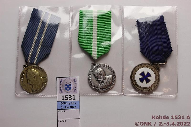k-1531-a.jpg - Kohde 1531, lhthinta: 20 € / ei tarjouksia Kunniamerkit (3) Ahlstrm "Ty on miehen kunnia", 813 Ag A7, L6; Enso-Gutzeit "Ty miehen kunnia", L92 AE hopeoitu; Kymi 25 vuoden palveluksesta (Mantovan risti), kunto: 7-8