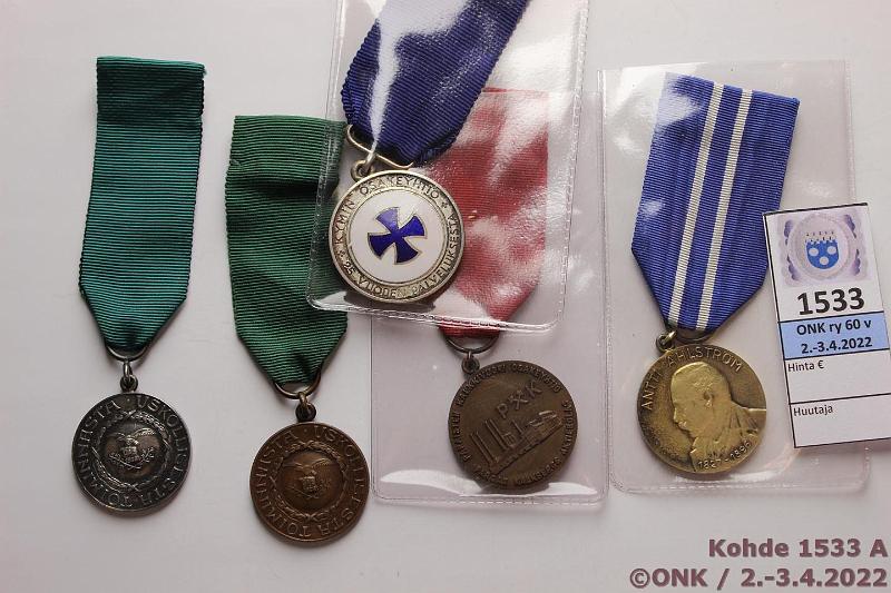 k-1533-a.jpg - Kohde 1533, lhthinta: 25 € / ei tarjouksia Kunniamerkit (5) Ahlstrm "Ty on miehen kunnia" (830 Ag R7) L6; Serlachius "Uskollisesta toiminnasta" L727 (Cu ja 916 Ag K7); Paraisten Kalkkivuori (Cu), kaiverrus: "1920 6/5 1950, saajan nimi ja 30" Uskollisesta palveluksesta, L659; Kymi 25 vuoden palveluksesta (Mantovan risti), kunto: 6-8