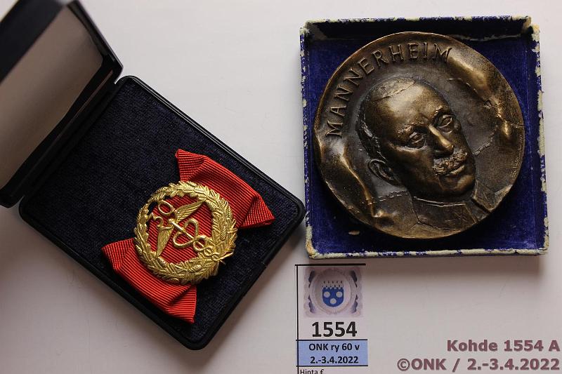 k-1554-a.jpg - Kohde 1554, lhthinta: 25 € / myyntihinta: 25 € Mannerheim ja KKK 1967 Mannerheim, Br, 72mm, Hiltunen, muovikotelo kulmista rikki; Keskuskauppakamari 30v, 830 Ag, laatikko., kunto: 9
