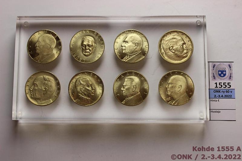 k-1555-a.jpg - Kohde 1555 (kuva 1/2), lhthinta: 15 € / myyntihinta: 27 € SP-lahjapakkaus 1960-luku 8 kpl erilaista SP-mitalia pleksiin puristettuna, harvinainen lahjapakkaus, seloste, kunto: 9