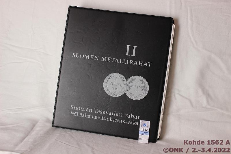 k-1562-a.jpg - Kohde 1562 (kuva 1/2), lhthinta: 75 € / myyntihinta: 92 € Suomen Metallirahat II -kansio (207) 1918-62 1p(6, kaikki); 5p(20, kaikki); 10p(25, kaikki); 25p(19, puuttuu -34 ja Cu-40); 50p(20, kaikki); 1mk(43, puuttuu Cu-49); 5mk(28, puuttuu -28, -29, -41, -42, NiFe-53); 10mk(22, kaikki); 20mk(15, puuttuu -31, -32, -54 I, 57, 58); 50mk(9, puuttuu -58, -60). Kolikkokehyksiss, 13 sivua, vlilehdet, kunto: 4-9