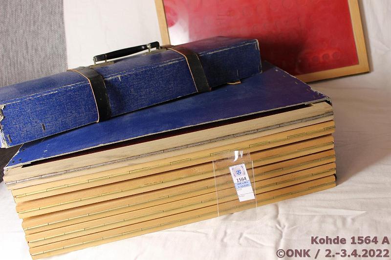 k-1564-a.jpg - Kohde 1564 (kuva 1/2), lhthinta: 50 € / myyntihinta: 70 € Vitriinilaukku + rahat 1865→ 7 isoa lasikannellista lukittavaa puista vitriini olalla kulkevassa laukussa. Vitriineiss paikat samettilevyll Suomen kolikoille 1864-1962. Mukana 1865-1917 5p 24kpl ja 10p 23kpl, 1918-62 1p-50mk 306 kpl ja 1956→ hopeiset 100 ja 200mk 8 kpl, kunto: 3-9